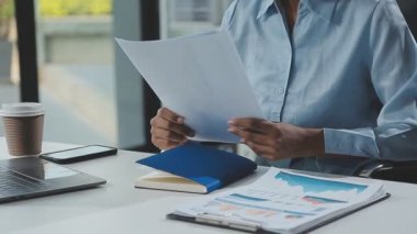 İş yerinde belgeler ve belgelerle çalışan genç işadamı.