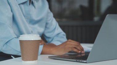 İş adamı sabahları dizüstü bilgisayarla çalışıyor. Ofiste kahve molası veren bir adam..