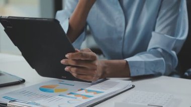 Dizüstü bilgisayardaki verileri analiz eden iş adamı