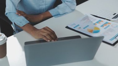 İş adamları çalışmak için dizüstü bilgisayar kullanıyor.