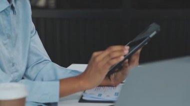 genç kadın ofiste tablet kullanma