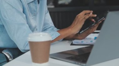 Modern işyerindeki ofis masasında klavyede daktilo ve dizüstü bilgisayar kullanan işadamlarının görünümünü kapat