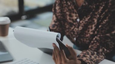 Dijital tablet tutan kadın