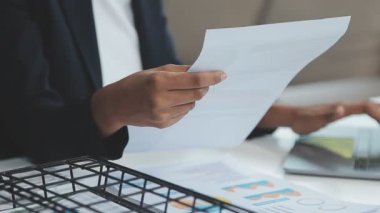 İşadamı tabletteki grafiği laptopla analiz ediyor