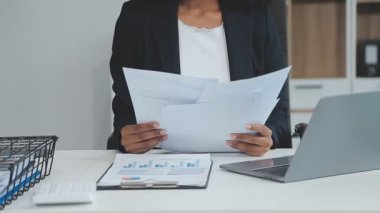 belgeler ile iş kadını