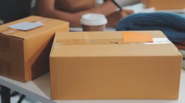 Paket kutusundaki kadın
