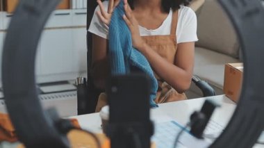 Stüdyoda çalışan genç bayan tasarımcı