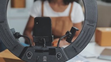 Stüdyodaki akıllı telefondan kadın profesyonel kayıt videosu
