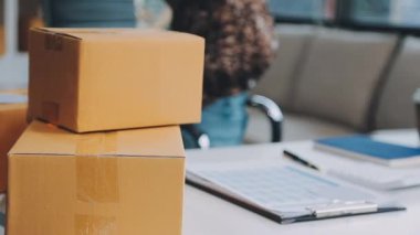 Paket kutularla dolu kutular ve dizüstü bilgisayar.