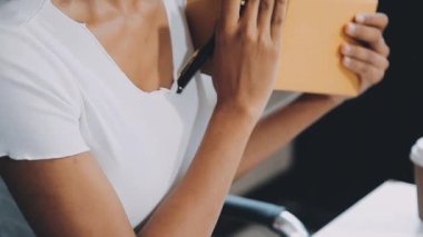 Kadın eli kalem ve kağıt kutuyla