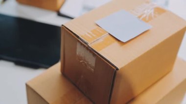 paket kutusu masanın üstünde.