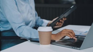 Genç işadamı ofiste tabletle çalışıyor..