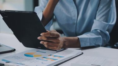 Ofiste tablet bilgisayar kullanan işadamı