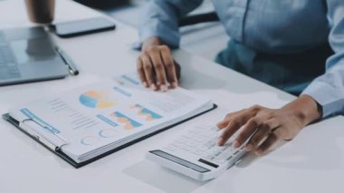 Genç iş adamı iş yerinde tablet kullanıyor.