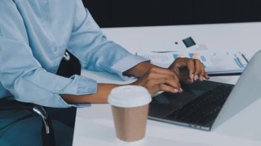 Bilgisayarlı ve akıllı telefonlu bir adamın çalışma masasına yakın durun.