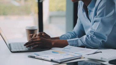 dizüstü bilgisayar üzerinde çalışan iş kadın