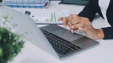 Modern ofiste çalışan iş adamları.