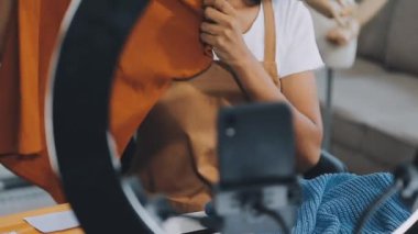 Giyim mağazasında genç bir kadın.