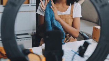 Yeni koleksiyondaki moda tasarımcısı.