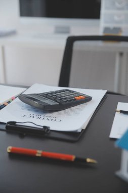 Emlakçı ve satış yöneticisi takım analiz Satılık Kiralık kira sözleşmesinin fiyatlandırma için ipotek kredi teklif ve ev sigortası ile ilgili anlaşma, Satın almak.