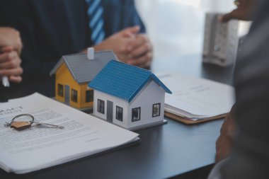 Emlakçı ve satış yöneticisi takım analiz Satılık Kiralık kira sözleşmesinin fiyatlandırma için ipotek kredi teklif ve ev sigortası ile ilgili anlaşma, Satın almak.