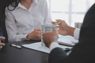 Emlakçı ve satış yöneticisi takım analiz Satılık Kiralık kira sözleşmesinin fiyatlandırma için ipotek kredi teklif ve ev sigortası ile ilgili anlaşma, Satın almak.