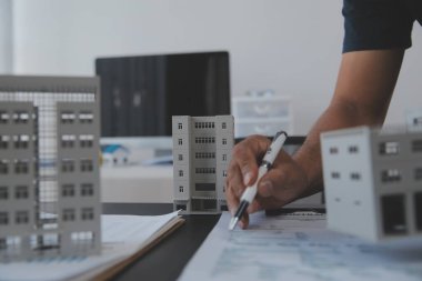 Emlakçı ve satış yöneticisi takım analiz Satılık Kiralık kira sözleşmesinin fiyatlandırma için ipotek kredi teklif ve ev sigortası ile ilgili anlaşma, Satın almak.