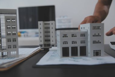 Emlakçı ve satış yöneticisi takım analiz Satılık Kiralık kira sözleşmesinin fiyatlandırma için ipotek kredi teklif ve ev sigortası ile ilgili anlaşma, Satın almak.