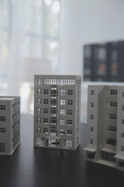 Emlakçı ve satış yöneticisi takım analiz Satılık Kiralık kira sözleşmesinin fiyatlandırma için ipotek kredi teklif ve ev sigortası ile ilgili anlaşma, Satın almak.