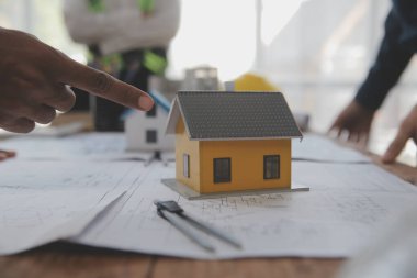 Modellik ve planlama alanında ortaklık ve mühendislik araçlarıyla çalışmak üzere proje için mühendis veya mimar toplantısının inşaat ve yapı konsepti, her iki şirket için de sözleşme.