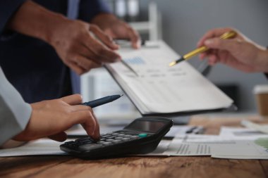 İş ekibi toplantısı yeni bir başlangıç projesi üzerinde çalışıyor, verileri tartışıyor ve analiz ediyor çizelgeler ve grafikler. Dijital tablet, hesap makinesi, dizüstü bilgisayar kullanımı, iş finans ve muhasebe kavramı.