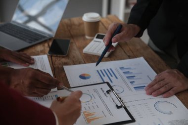 İş ekibi toplantısı yeni bir başlangıç projesi üzerinde çalışıyor, verileri tartışıyor ve analiz ediyor çizelgeler ve grafikler. Dijital tablet, hesap makinesi, dizüstü bilgisayar kullanımı, iş finans ve muhasebe kavramı.