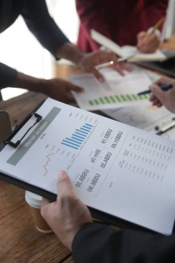 İş ekibi toplantısı yeni bir başlangıç projesi üzerinde çalışıyor, verileri tartışıyor ve analiz ediyor çizelgeler ve grafikler. Dijital tablet, hesap makinesi, dizüstü bilgisayar kullanımı, iş finans ve muhasebe kavramı.