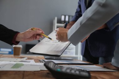 İş ekibi toplantısı yeni bir başlangıç projesi üzerinde çalışıyor, verileri tartışıyor ve analiz ediyor çizelgeler ve grafikler. Dijital tablet, hesap makinesi, dizüstü bilgisayar kullanımı, iş finans ve muhasebe kavramı.