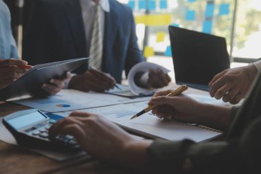 Co çalışma konferans, dizüstü bilgisayar ve dijital tablet, Ofis Masaları üzerinde yeni planı mali grafik verilerini tartışırken yatırımcı meslektaşları mevcut, Toplantı iş takım finans, muhasebe, yatırım.