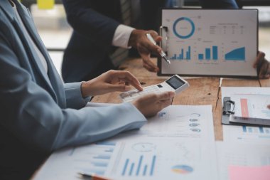 Co çalışma konferans, dizüstü bilgisayar ve dijital tablet, Ofis Masaları üzerinde yeni planı mali grafik verilerini tartışırken yatırımcı meslektaşları mevcut, Toplantı iş takım finans, muhasebe, yatırım.