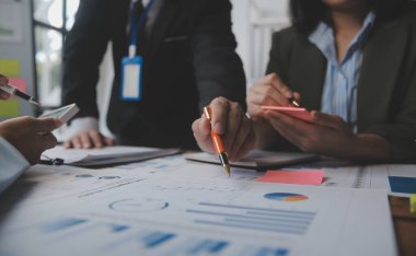 Co çalışma konferans, dizüstü bilgisayar ve dijital tablet, Ofis Masaları üzerinde yeni planı mali grafik verilerini tartışırken yatırımcı meslektaşları mevcut, Toplantı iş takım finans, muhasebe, yatırım.