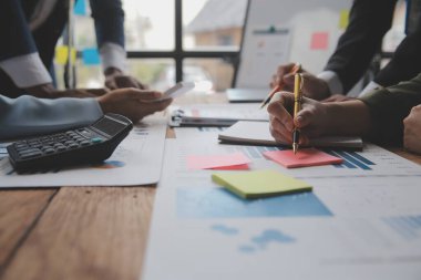 Co çalışma konferans, dizüstü bilgisayar ve dijital tablet, Ofis Masaları üzerinde yeni planı mali grafik verilerini tartışırken yatırımcı meslektaşları mevcut, Toplantı iş takım finans, muhasebe, yatırım.