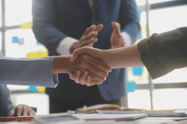 Toplantı ve tebrik kavramı, iki emin iş anlaşması ve iyi tartışırken sonra iş adamları ticaret sözleşme ve yeni projelerin anlaşma hem şirketler, başarı, ortaklık, ortak çalışan için.
