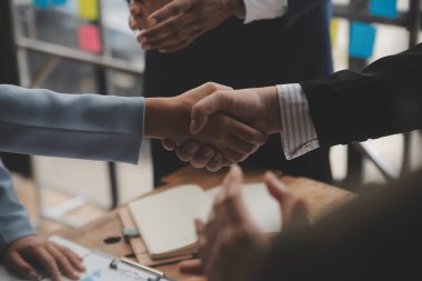 Toplantı ve tebrik kavramı, iki emin iş anlaşması ve iyi tartışırken sonra iş adamları ticaret sözleşme ve yeni projelerin anlaşma hem şirketler, başarı, ortaklık, ortak çalışan için.