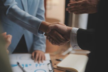 Toplantı ve tebrik kavramı, iki emin iş anlaşması ve iyi tartışırken sonra iş adamları ticaret sözleşme ve yeni projelerin anlaşma hem şirketler, başarı, ortaklık, ortak çalışan için.