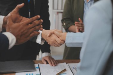 Toplantı ve tebrik kavramı, iki emin iş anlaşması ve iyi tartışırken sonra iş adamları ticaret sözleşme ve yeni projelerin anlaşma hem şirketler, başarı, ortaklık, ortak çalışan için.