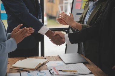 Toplantı ve tebrik kavramı, iki emin iş anlaşması ve iyi tartışırken sonra iş adamları ticaret sözleşme ve yeni projelerin anlaşma hem şirketler, başarı, ortaklık, ortak çalışan için.