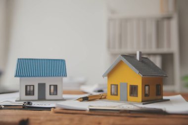 Emlakçı ve satış yöneticisi takım analiz Satılık Kiralık kira sözleşmesinin fiyatlandırma için ipotek kredi teklif ve ev sigortası ile ilgili anlaşma, Satın almak.