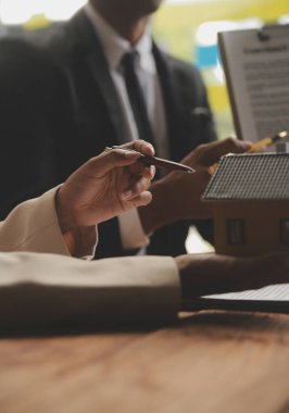 Emlakçı ve satış yöneticisi takım analiz Satılık Kiralık kira sözleşmesinin fiyatlandırma için ipotek kredi teklif ve ev sigortası ile ilgili anlaşma, Satın almak.