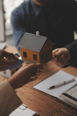 Emlakçı ve satış yöneticisi takım analiz Satılık Kiralık kira sözleşmesinin fiyatlandırma için ipotek kredi teklif ve ev sigortası ile ilgili anlaşma, Satın almak.