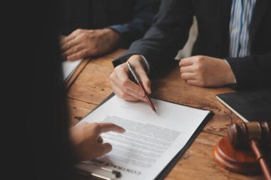 İyi hizmet işbirliği, İş kadını ve erkek avukatın danışmanlığı veya danışmanın müvekkil, hukuk ve hukuk hizmetleri konseptiyle takım toplantısı yapması.