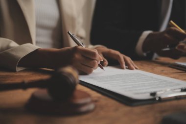 İyi hizmet işbirliği, İş kadını ve erkek avukatın danışmanlığı veya danışmanın müvekkil, hukuk ve hukuk hizmetleri konseptiyle takım toplantısı yapması.