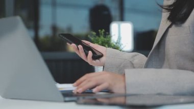 İşyerinde dizüstü bilgisayar kullanan kadın, yakın plan