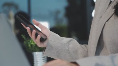genç kadın kullanım akıllı telefon kafede